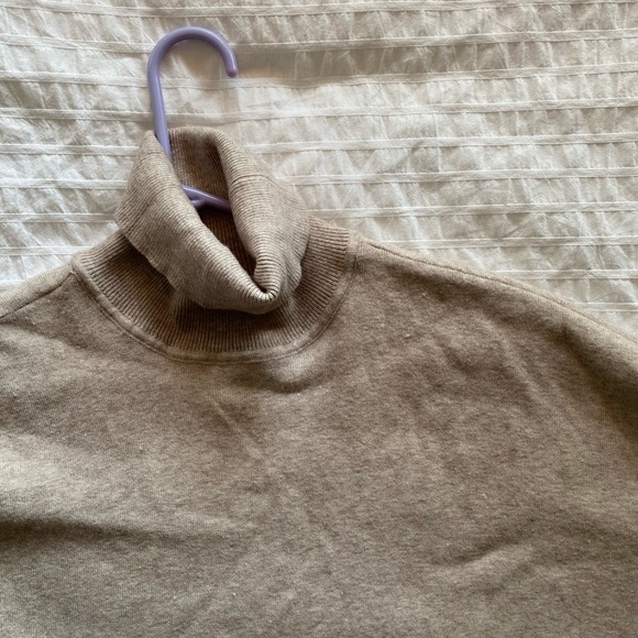 BRAND NEW Beautiful Turtleneck Sweater - Picture 2 of 4